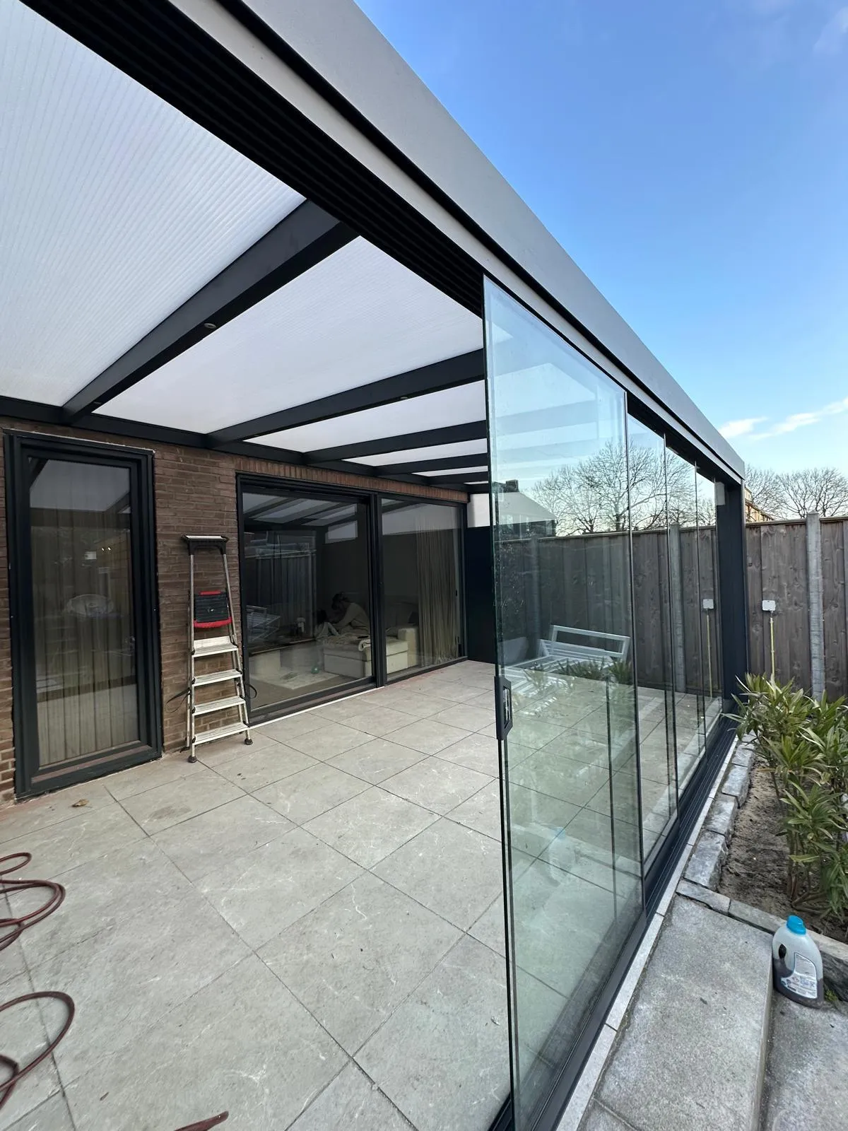 Kombination Bioklimatische Pergola und Wintergarten