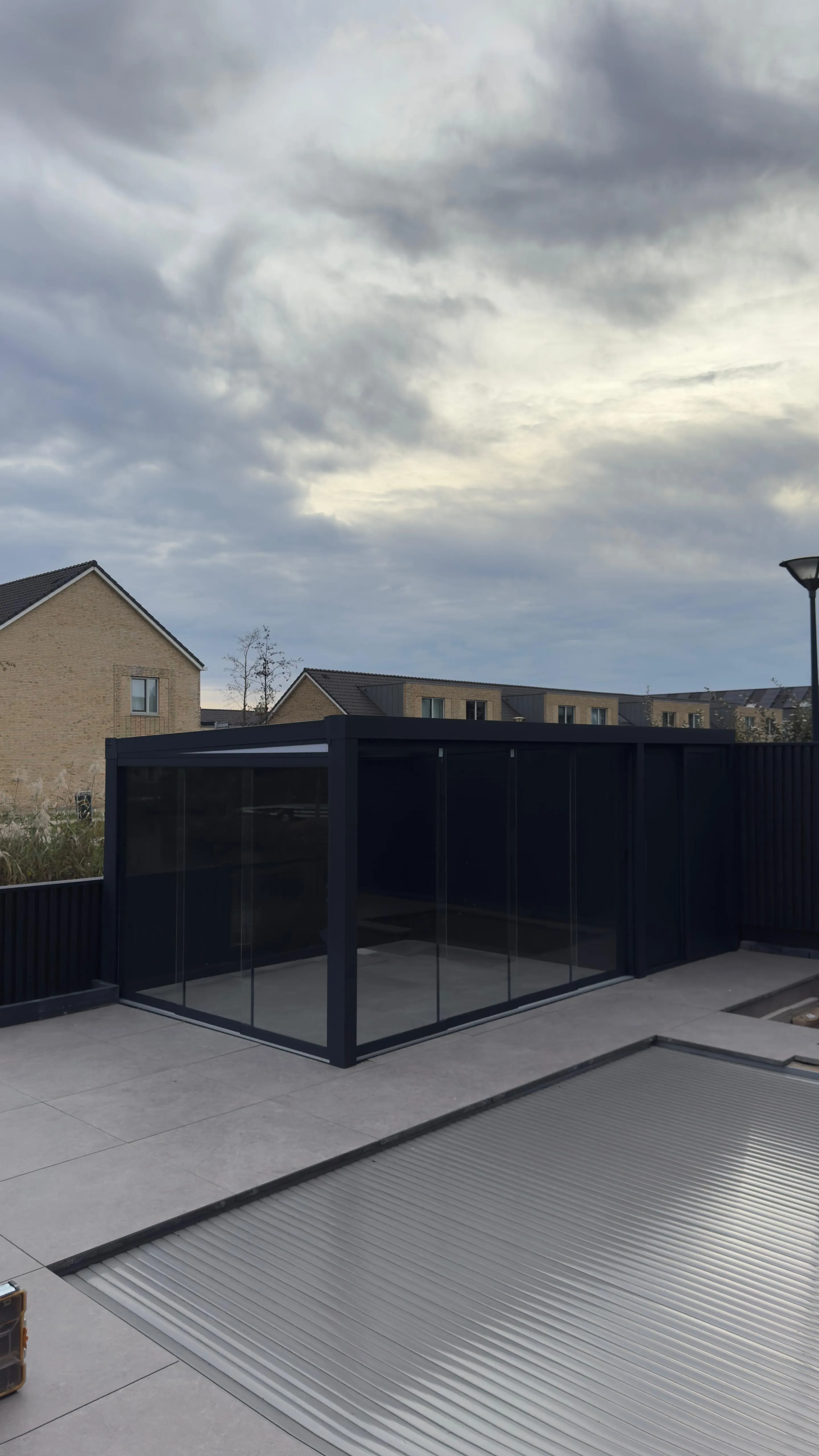 Modernes Poolhaus mit Schiebe-Glaspaneelen