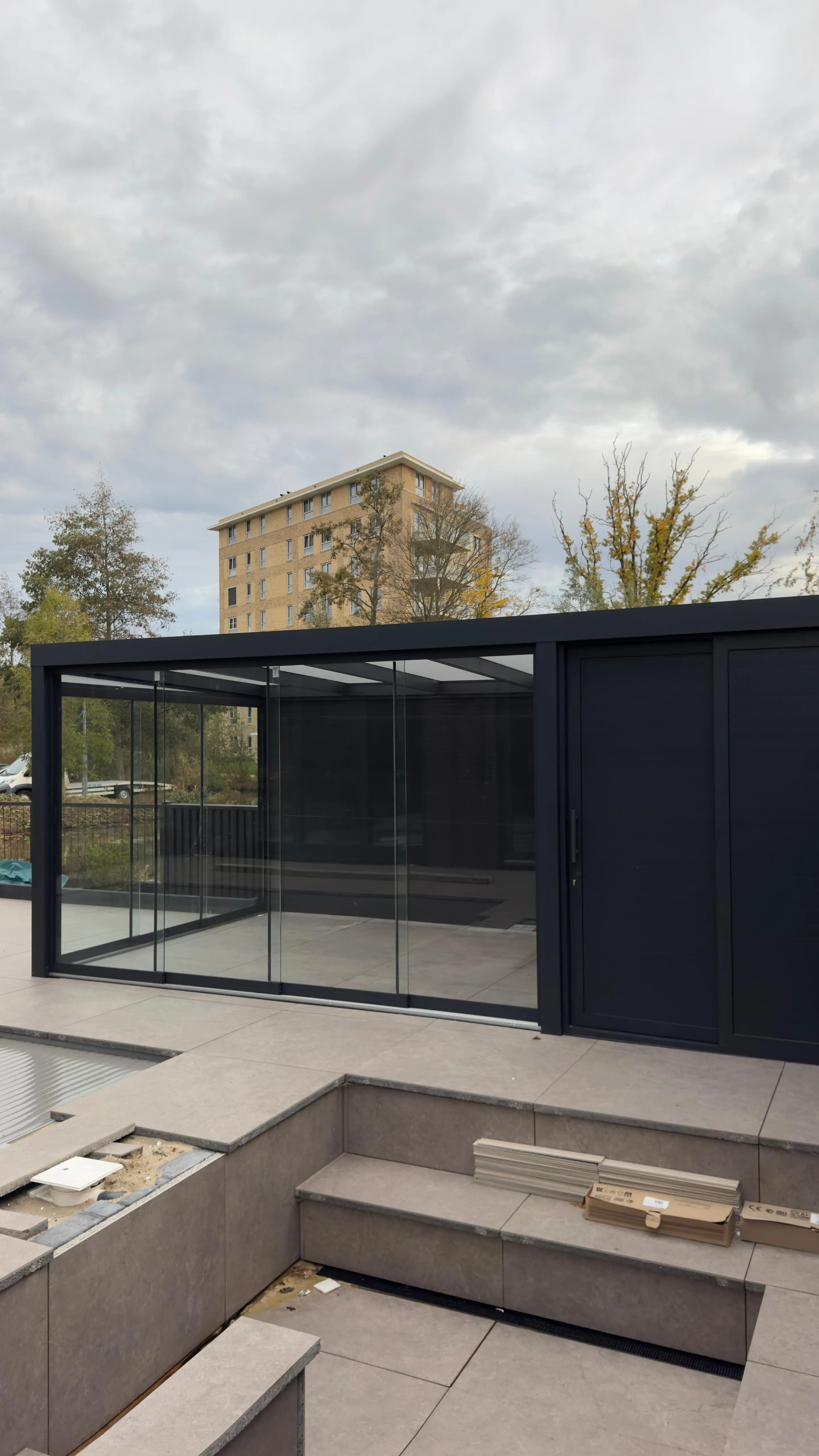 Design-Poolhaus in Städtischer Umgebung