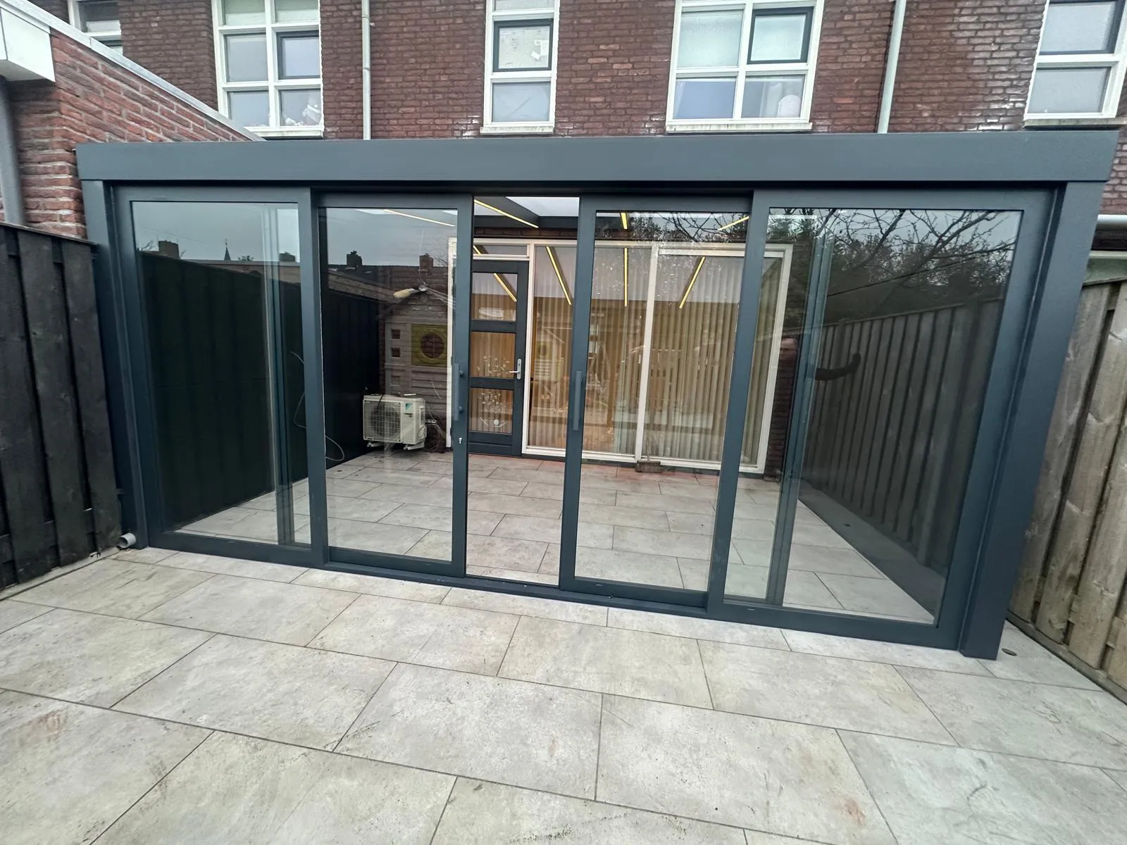 Kompakter Wintergarten für Reihenhaus